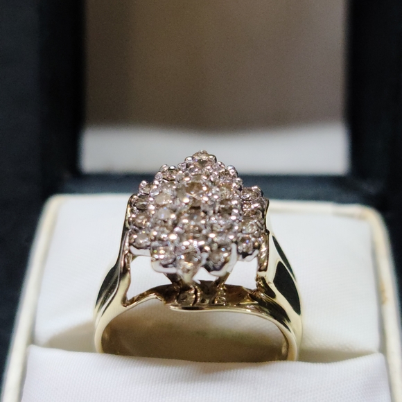 10k Women's Gold Dimond Ring - Picture 5 of 12